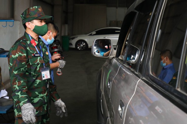 Lực lượng quân đội bắt đầu hỗ trợ đăng kiểm ô tô ở Hà Nội