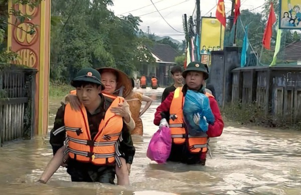 Lực lượng vũ trang Đà Nẵng sẵn sàng ứng phó khi 'bão chồng lũ' Lực lượng vũ trang Đà Nẵng sẵn sàng ứng phó khi 'bão chồng lũ'