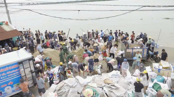 Lực lượng vũ trang Đà Nẵng sẵn sàng ứng phó khi 'bão chồng lũ' Lực lượng vũ trang Đà Nẵng sẵn sàng ứng phó khi 'bão chồng lũ'