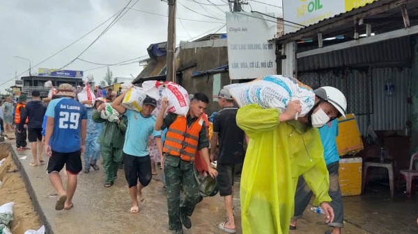 Lực lượng vũ trang Đà Nẵng sẵn sàng ứng phó khi 'bão chồng lũ' Lực lượng vũ trang Đà Nẵng sẵn sàng ứng phó khi 'bão chồng lũ'