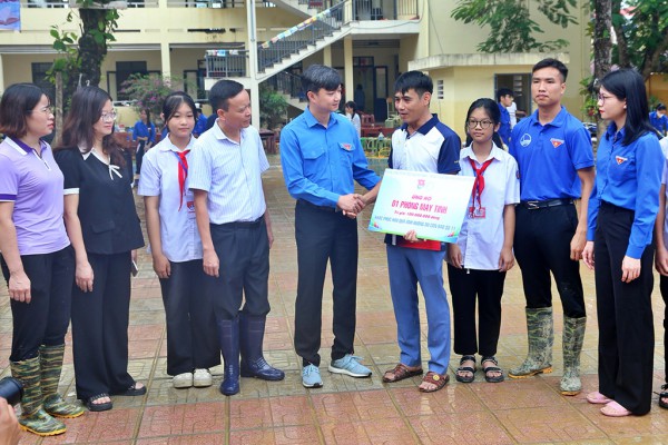 MTTQ Việt Nam thăm hỏi, trao quà hỗ trợ người dân tại Thái Nguyên, Bắc Ninh MTTQ Việt Nam thăm hỏi, trao quà hỗ trợ người dân tại Thái Nguyên, Bắc Ninh