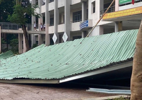 Mái tôn ở trường tiểu học bị cuốn xuống sân trường sau cơn giông lốc Mái tôn ở trường tiểu học bị cuốn xuống sân trường sau cơn giông lốc