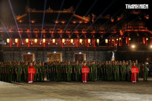 Mãn nhãn màn biểu diễn của cảnh sát đặc nhiệm, kỵ binh... tại Đại nội Huế Mãn nhãn màn biểu diễn của cảnh sát đặc nhiệm, kỵ binh... tại Đại nội Huế