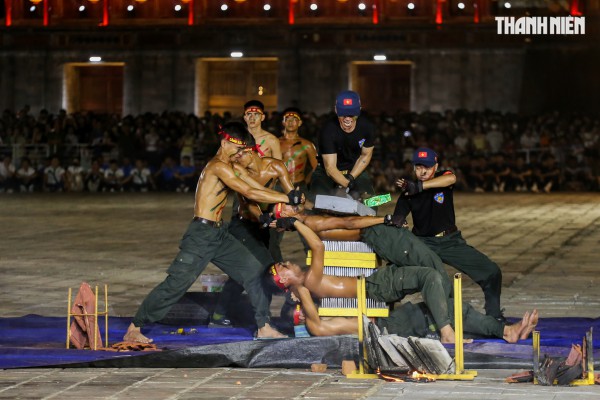 Mãn nhãn màn biểu diễn của cảnh sát đặc nhiệm, kỵ binh... tại Đại nội Huế Mãn nhãn màn biểu diễn của cảnh sát đặc nhiệm, kỵ binh... tại Đại nội Huế
