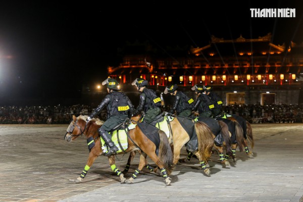 Mãn nhãn màn biểu diễn của cảnh sát đặc nhiệm, kỵ binh... tại Đại nội Huế Mãn nhãn màn biểu diễn của cảnh sát đặc nhiệm, kỵ binh... tại Đại nội Huế