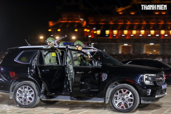 Mãn nhãn màn biểu diễn của cảnh sát đặc nhiệm, kỵ binh... tại Đại nội Huế Mãn nhãn màn biểu diễn của cảnh sát đặc nhiệm, kỵ binh... tại Đại nội Huế