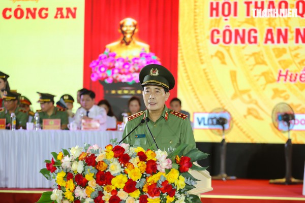 Mãn nhãn màn biểu diễn của cảnh sát đặc nhiệm, kỵ binh... tại Đại nội Huế Mãn nhãn màn biểu diễn của cảnh sát đặc nhiệm, kỵ binh... tại Đại nội Huế