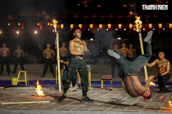 Mãn nhãn màn biểu diễn của cảnh sát đặc nhiệm, kỵ binh... tại Đại nội Huế Mãn nhãn màn biểu diễn của cảnh sát đặc nhiệm, kỵ binh... tại Đại nội Huế