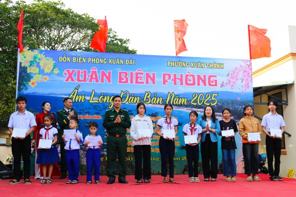 Mang 'Xuân biên phòng' về các làng biển xa