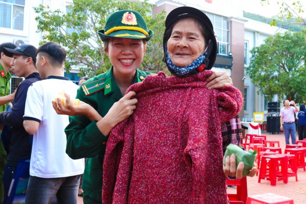 Mang 'Xuân biên phòng' về các làng biển xa