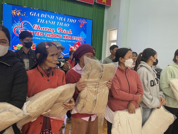 Mang áo ấm, bánh kẹo tặng bà con và trẻ em xã Đặng Thùy Trâm Mang áo ấm, bánh kẹo tặng bà con và trẻ em xã Đặng Thùy Trâm