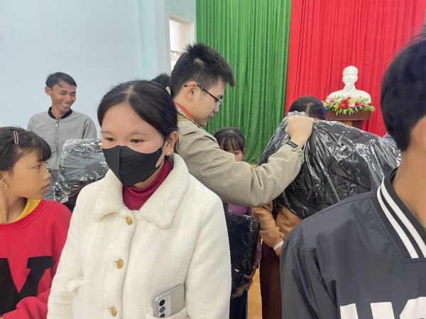 Mang áo ấm, bánh kẹo tặng bà con và trẻ em xã Đặng Thùy Trâm Mang áo ấm, bánh kẹo tặng bà con và trẻ em xã Đặng Thùy Trâm