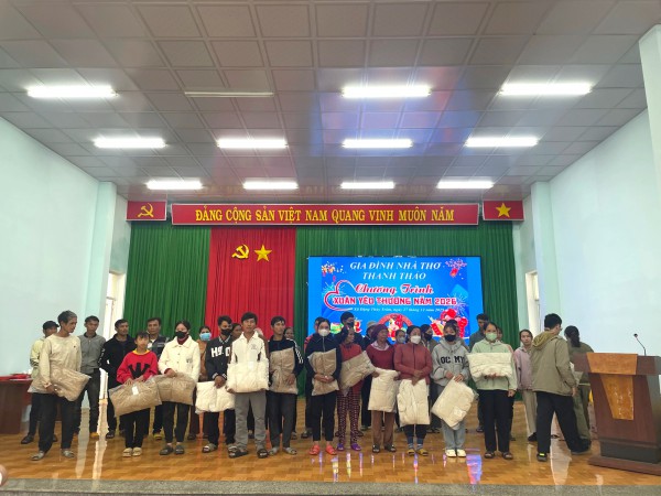 Mang áo ấm, bánh kẹo tặng bà con và trẻ em xã Đặng Thùy Trâm Mang áo ấm, bánh kẹo tặng bà con và trẻ em xã Đặng Thùy Trâm