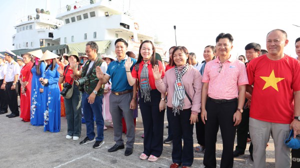 Mang xuân đến nhà giàn DK1 và thềm lục địa phía nam Tổ quốc