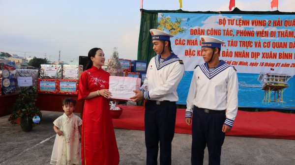 Mang xuân đến nhà giàn DK1 và thềm lục địa phía nam Tổ quốc