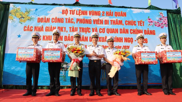 Mang xuân đến nhà giàn DK1 và thềm lục địa phía nam Tổ quốc