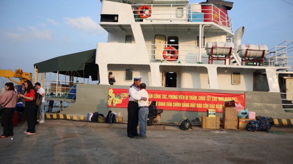 Mang xuân đến nhà giàn DK1 và thềm lục địa phía nam Tổ quốc