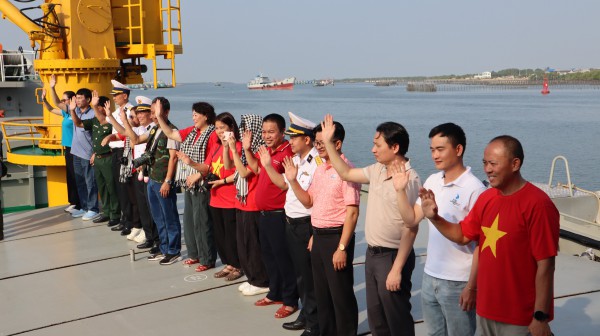 Mang xuân đến nhà giàn DK1 và thềm lục địa phía nam Tổ quốc