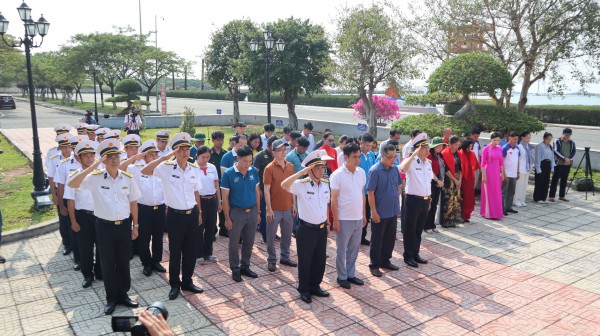 Mang xuân đến nhà giàn DK1 và thềm lục địa phía nam Tổ quốc