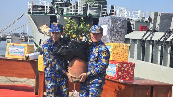 Mang xuân đến nhà giàn DK1 và thềm lục địa phía nam Tổ quốc