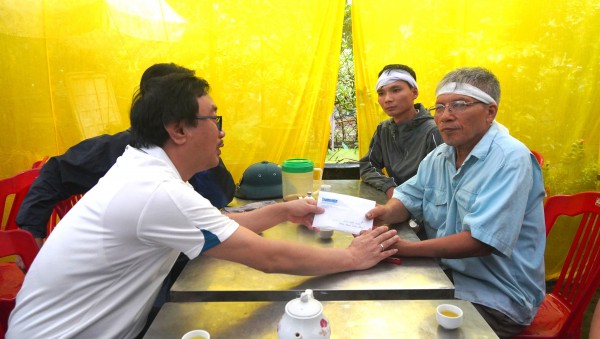 Mẹ già ra đi để lại người con gái tật nguyền sau trận lốc xoáy Mẹ già ra đi để lại người con gái tật nguyền sau trận lốc xoáy