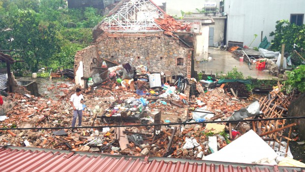 Mẹ già ra đi để lại người con gái tật nguyền sau trận lốc xoáy Mẹ già ra đi để lại người con gái tật nguyền sau trận lốc xoáy