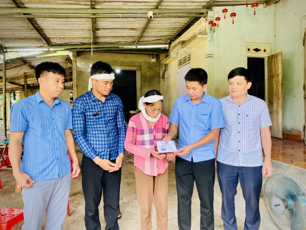 Mẹ già ra đi để lại người con gái tật nguyền sau trận lốc xoáy Mẹ già ra đi để lại người con gái tật nguyền sau trận lốc xoáy