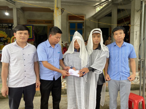 Mẹ già ra đi để lại người con gái tật nguyền sau trận lốc xoáy Mẹ già ra đi để lại người con gái tật nguyền sau trận lốc xoáy