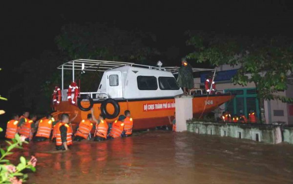 Miền Trung ngập dai dẳng, sạt lở rình rập