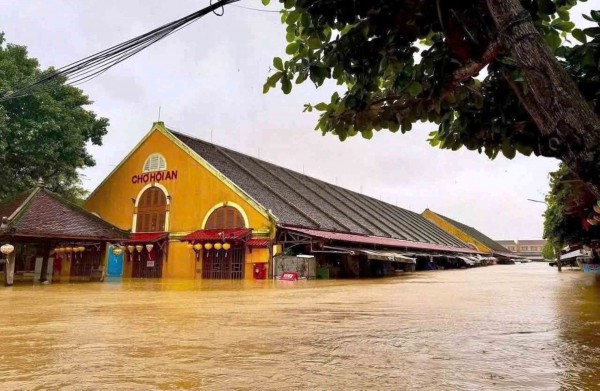 Miền Trung ngập dai dẳng, sạt lở rình rập