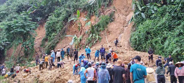 Miền Trung ngập dai dẳng, sạt lở rình rập