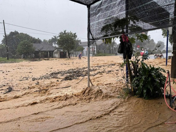 Miền núi TP.Huế mưa lớn, đất đá từ nguồn tràn xuống đường Hồ Chí Minh