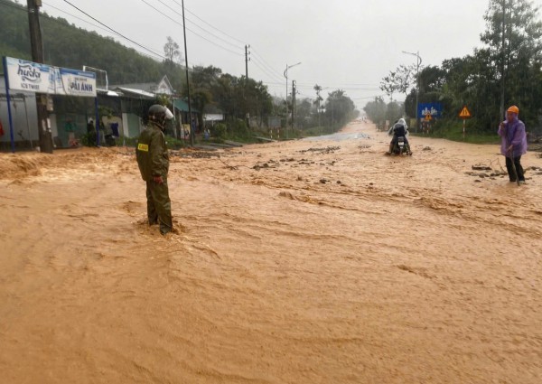 Miền núi TP.Huế mưa lớn, đất đá từ nguồn tràn xuống đường Hồ Chí Minh