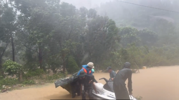 Mô tô nước từ Phan Thiết ra cứu hộ vùng ngập lụt Phú Yên cũ Mô tô nước từ Phan Thiết ra cứu hộ vùng ngập lụt Phú Yên cũ