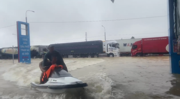 Mô tô nước từ Phan Thiết ra cứu hộ vùng ngập lụt Phú Yên cũ Mô tô nước từ Phan Thiết ra cứu hộ vùng ngập lụt Phú Yên cũ