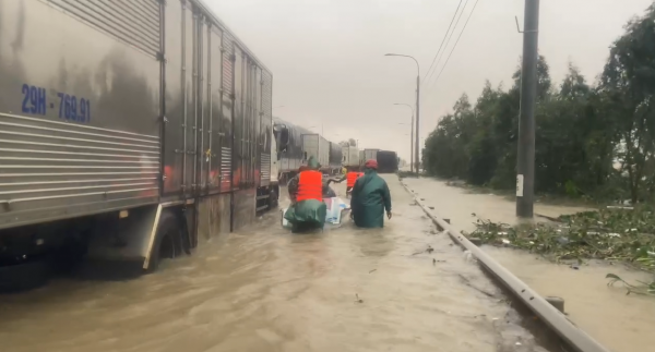 Mô tô nước từ Phan Thiết ra cứu hộ vùng ngập lụt Phú Yên cũ Mô tô nước từ Phan Thiết ra cứu hộ vùng ngập lụt Phú Yên cũ