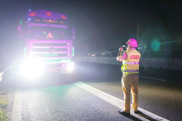 Mối nguy dừng xe trên cao tốc Mối nguy dừng xe trên cao tốc