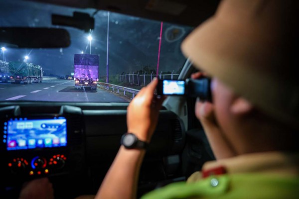 Mối nguy dừng xe trên cao tốc Mối nguy dừng xe trên cao tốc