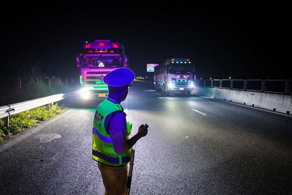 Mối nguy dừng xe trên cao tốc Mối nguy dừng xe trên cao tốc