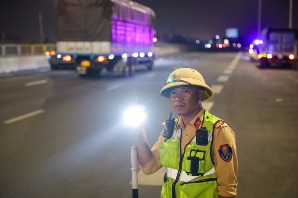 Mối nguy dừng xe trên cao tốc: Phạt tới 13 triệu, vì sao tài xế vẫn vi phạm?