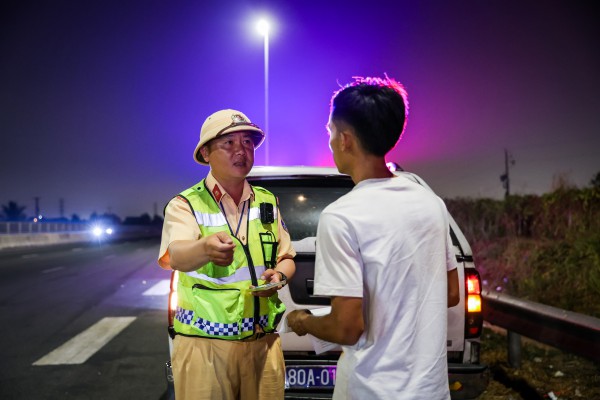 Mối nguy dừng xe trên cao tốc: Phạt tới 13 triệu, vì sao tài xế vẫn vi phạm?