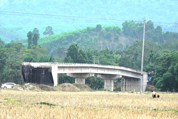 Mong sớm chấm dứt cảnh 'cầu xây xong vẫn phải đi đường vòng'