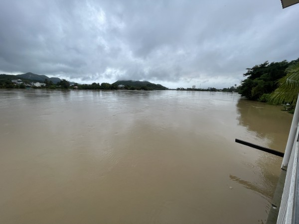 Một hồ chứa tại khánh Hòa xả lũ hơn 5 ngày liên tiếp, dân hạ lưu thấp thỏm Một hồ chứa tại khánh Hòa xả lũ hơn 5 ngày liên tiếp, dân hạ lưu thấp thỏm