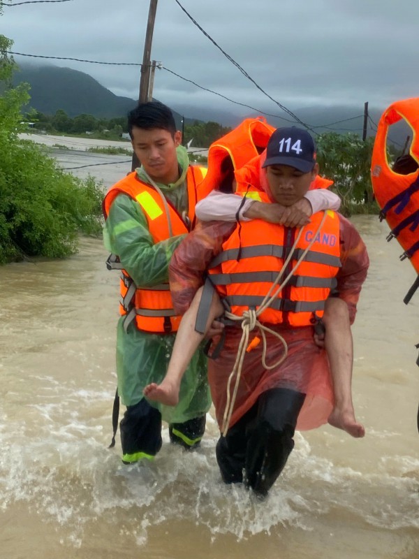 Một hồ chứa tại khánh Hòa xả lũ hơn 5 ngày liên tiếp, dân hạ lưu thấp thỏm Một hồ chứa tại khánh Hòa xả lũ hơn 5 ngày liên tiếp, dân hạ lưu thấp thỏm