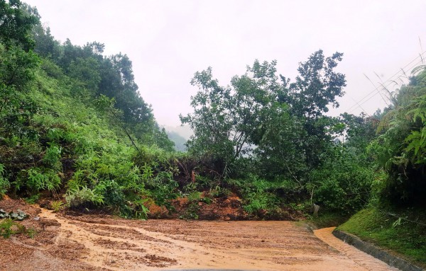 Một ngôi làng vùng cao Đà Nẵng mất liên lạc suốt 3 ngày Một ngôi làng vùng cao Đà Nẵng mất liên lạc suốt 3 ngày