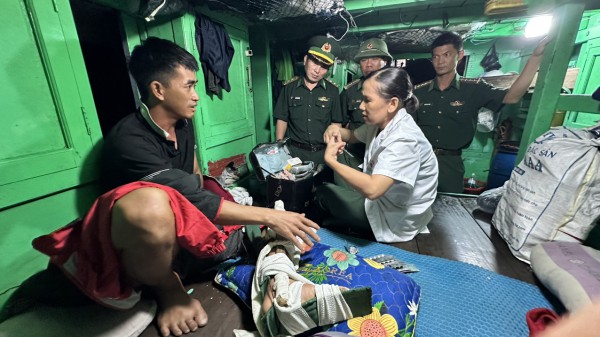 Một ngư dân bị nạn tại vùng biển Trường Sa được quân y hỗ trợ y tế