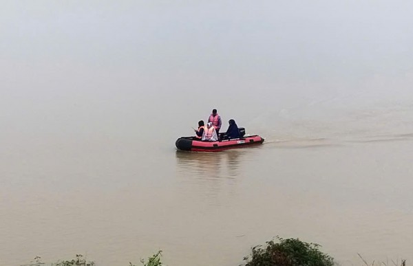 Một người cha ôm 2 con nhỏ nhảy cầu Bến Thủy Một người cha ôm 2 con nhỏ nhảy cầu Bến Thủy