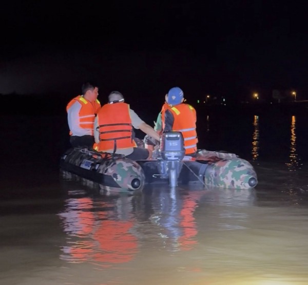 Một người cha ôm 2 con nhỏ nhảy cầu Bến Thủy Một người cha ôm 2 con nhỏ nhảy cầu Bến Thủy