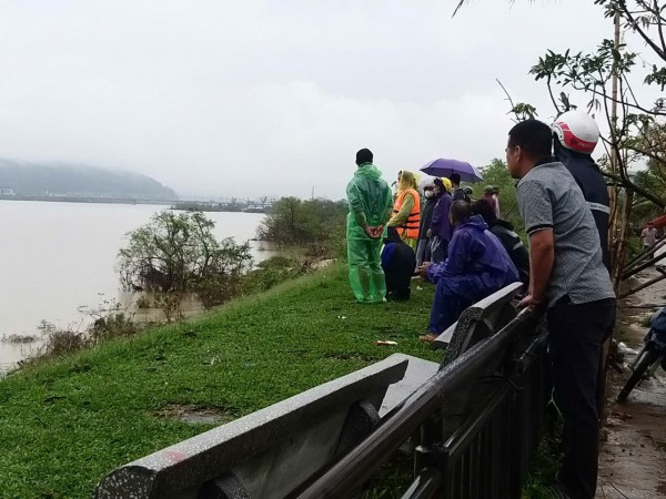 Một người cha ôm 2 con nhỏ nhảy cầu Bến Thủy Một người cha ôm 2 con nhỏ nhảy cầu Bến Thủy