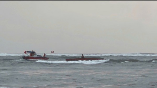 Một tàu cá bị lật khi vào cửa Nhật Lệ